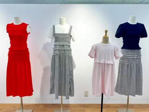 ▲UNIQLO x Cecilie Bahnsen聯名系列質感很好，平價可收具代表性的花朵、荷葉邊與壓褶設計。（圖／記者蕭涵云攝）