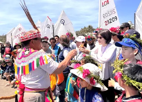 ▲莿桐部落長老(左1)帶領進行祈福儀式，邀請與會人員以傳統米酒一起給予選手祝福，由海洋委員會科技文教處處長林麗英(右2)接受酒杯。(圖／海洋委員會提供)