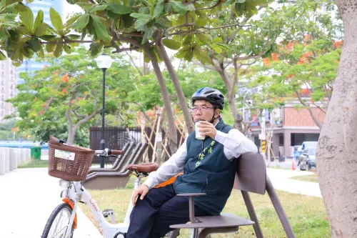 ▲黃偉哲騎乘YouBike漫遊安平運河河畔表示，在鳳凰花樹下吹風、喝杯冰涼飲料或咖啡，坐在河畔躺椅放空看夕陽，感受台南最chill的夏日氛圍。（圖／台南市政府提供）