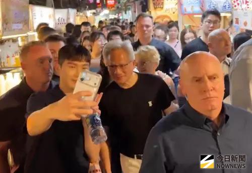 ▲黃仁勳（圖中）這幾天被目擊現身夜市、餐館，吸引大批民眾搶拍。（圖／NOWnews攝影中心）