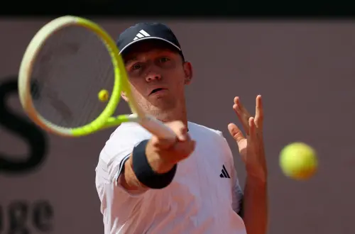 ▲西班牙第21種子達維多維奇（Alejandro Davidovich Fokina）今日在歷經超過4小時的5盤大戰後，驚險逆轉闖進法網男單第二輪。（圖／路透／達志影像）