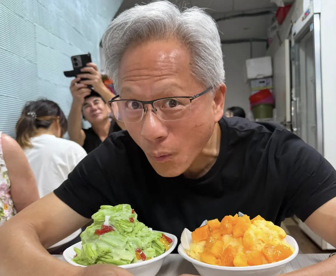 ▲AI教父黃仁勳來台，下工直奔饒河夜市，走到哪、買到哪、吃到哪，還有攤商請他吃芭樂，他和路人合影時突然吃了對方的烤玉米，現場好像大型餵食秀。（圖／翻攝自輝達IG@NVIDIA ）