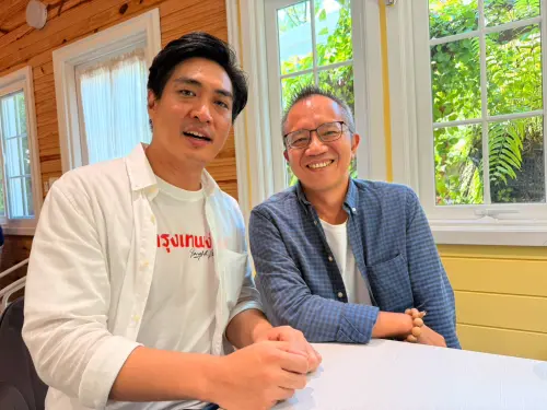 ▲挑戰曼谷市長選戰的柴瓦博士與臺灣專門研究泰國政治的陳尚懋教授合影。（圖／《 NOWNEWS今日新聞》）