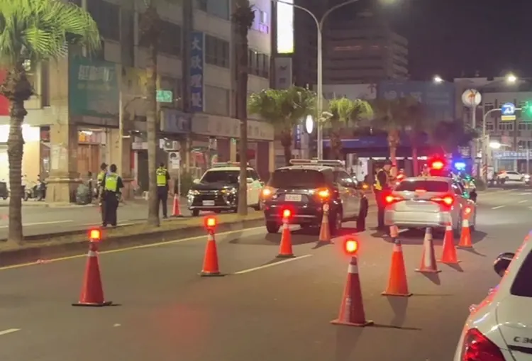 ▲ 高市警前鎮警分局於24日晚間20時至24時，在轄內永豐路段執行「取締毒（酒）駕專案勤務」，採取封鎖式、高密度、高強度攔查勤務，以強勢執法作為全面掃蕩毒駕、酒駕及各類重大交通違規。（圖／前鎮分局提供）