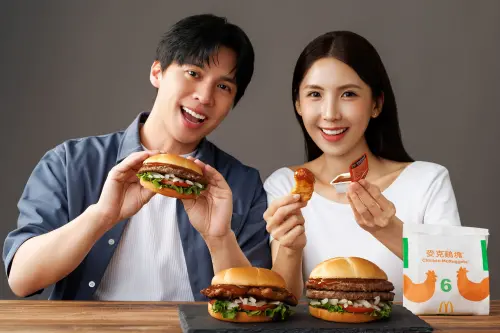 ▲麥當勞首度跨界餐飲，聯名胡同燒肉開吃炭燒秘醬系列漢堡，還有炭燒風味秘醬麥克雞塊沾醬。（圖／麥當勞提供）