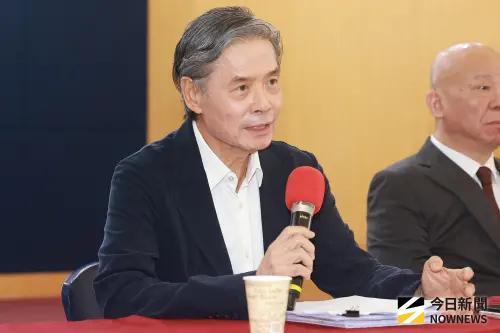 蕭旭岑樂捧一疊鈔票！他嚇喊「怵目驚心」：金溥聰果然寶刀未老