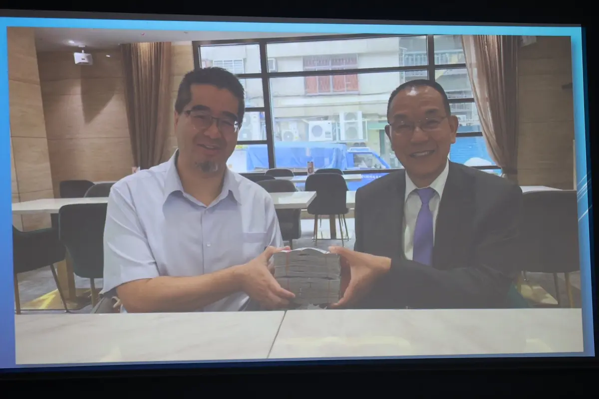 ▲馬英九基金會今召開記者會，公佈蕭旭岑領現金照。（圖／記者葉政勳攝）