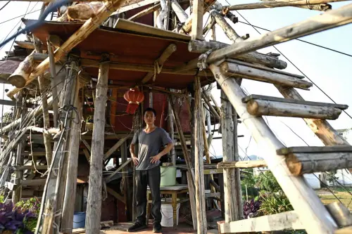 ▲陳天明面對付之一炬的心血拍下廢墟照片，雖感到無奈但強調並不後悔，目前正尋求法律協助準備提起訴訟。（圖／Pedro Pardo）