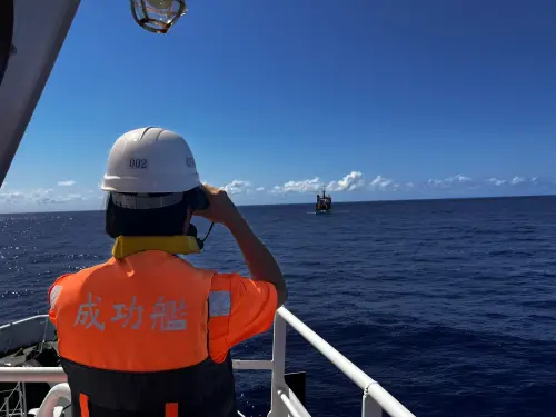 A CGA vessel monitors the Chinese research vessel Tongji conducting illegal survey operations off Taiwan’s coast on May 7. (CGA)
