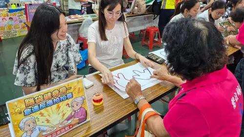 ▲高醫大學生設計多元互動關卡，陪伴長者在遊戲中動腦、動手、動身體。（圖／高醫大提供）
