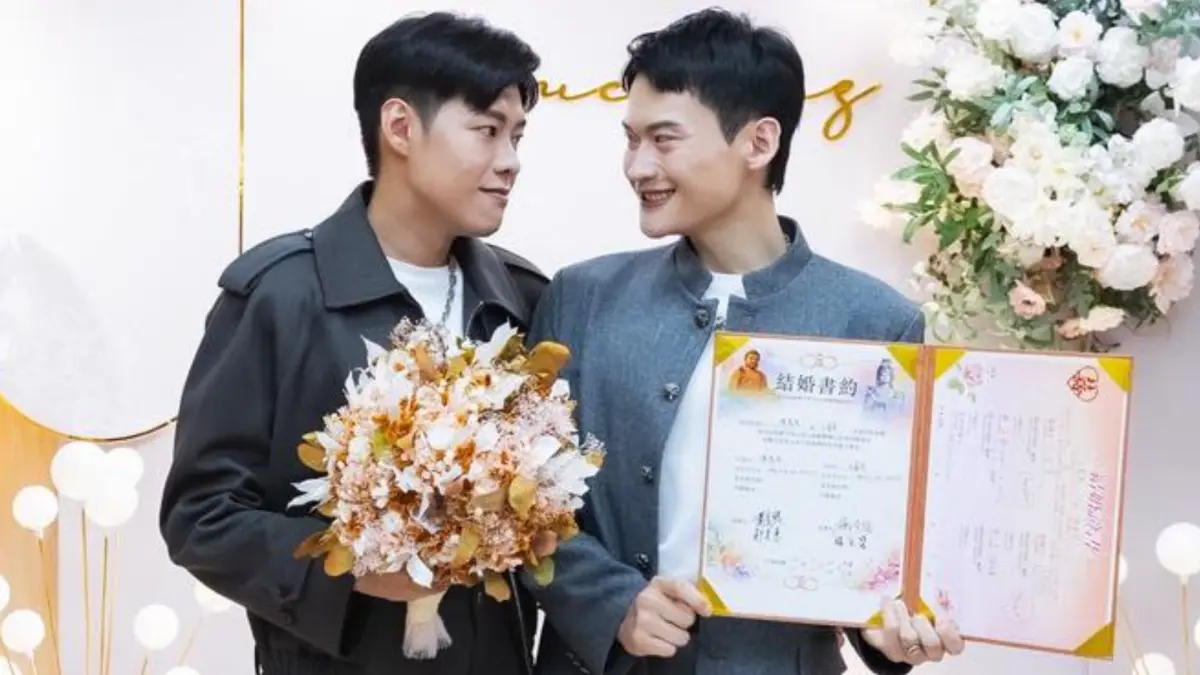 ▲YouTuber夫夫之道阿凱（左）、里歐（右）宣布登記結婚，見證人是蕭美琴和唐綺陽，兩人媽媽也特地北上參加，在書約上簽名。（圖／翻攝自夫夫之道Fufuknows臉書）