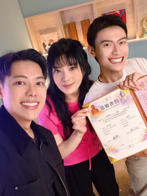 ▲▼蕭美琴（上圖右）和唐綺陽（下圖中）擔任夫夫之道結婚登記的證人。（圖／翻攝自夫夫之道Fufuknows臉書）