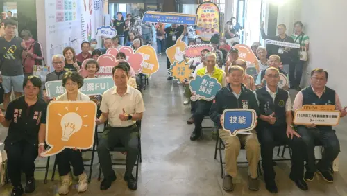 ▲高雄市政府勞工局舉辦勞大起步、斜槓有路－勞工大學斜槓創業主題展活動，以盡展斜槓與創業風采，並展現終身學習邁向閃耀人生。(圖／高雄市政府勞工局提供)