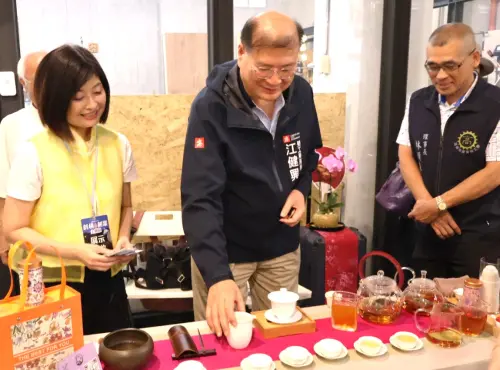▲高雄市政府勞工局局長江健興(中)在斜槓創業主題展活動中參觀勞工大學學員陳列展示的作品。(圖／高雄市政府勞工局提供)