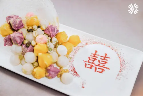 ▲在華人傳統文化中，結婚時吃炸湯圓是一種習俗，象徵著圓滿和甜蜜的婚姻，有著「花好月圓」的含義。（圖／台北漢來大飯店臉書）