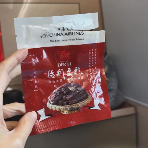 ▲舒淇於IG秀出在飛機上手拿一包豆乾的照片，吸引大批粉絲關注。（圖／翻攝自SQ IG）
