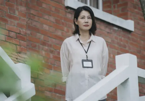 ▲丁寧在《失樂園》扮演育幼院主任，業務繁重，還要面對來自各方的質疑。（冬候鳥電影、文策院提供）