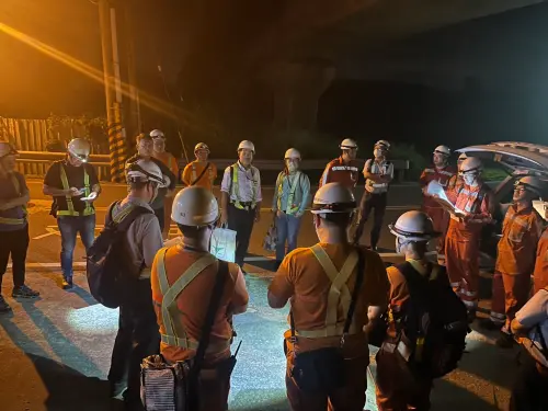 ▲高鐵公司在昨日深夜23：30提前至軌道旁待命，待最後一班營運列車通過後立即進場搶修，今日清晨1：43，確認號誌系統恢復正常。（圖／台灣高鐵提供）