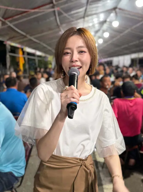 ▲王瞳近期自立門戶成立經紀公司，並積極練歌現身廟會。（圖／翻攝自王瞳臉書）