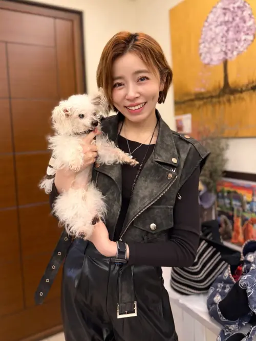 ▲王瞳的愛犬有失智狀況，因此每個月要多花費2萬塊治療費。（圖／翻攝自王瞳臉書）