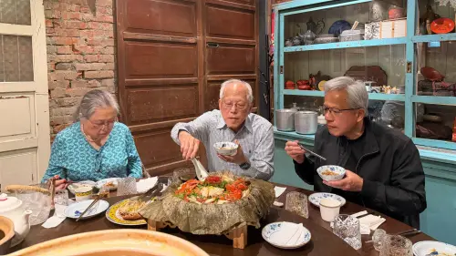 ▲黃仁勳（右）與爸媽在私廚餐廳吃飯，意外讓紅蟳米糕爆紅，不少人紛紛上網查如何訂餐。（圖／翻攝自NVIDIA X）