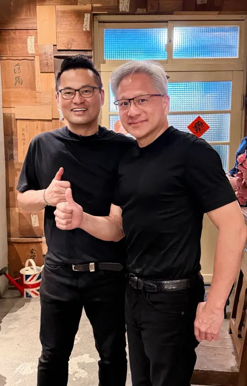 ▲黃仁勳（右）昨（25）日現身春韭私廚，跟爸爸媽媽一起吃飯。（圖／翻攝自春韭臉書）