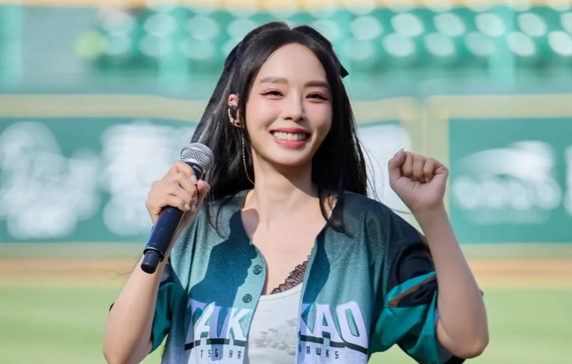 ▲孫淑媚24日受邀擔任開球嘉賓，以凍齡美貌引發話題。而早在14歲就出道的她，今年已44歲，讓網友忍不住狂問她的美貌是怎麼維持，但有粉絲認為比起整形，反而更加讚嘆她連氣質與眼神都超年輕。（圖／翻攝自孫淑媚FB）