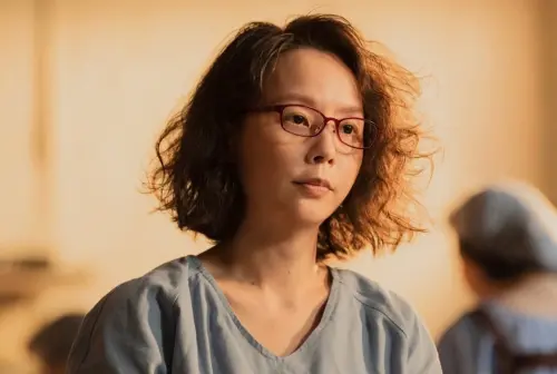 ▲孫淑媚在電影《陽光女子合唱團》中，演出黃珮瀅一角，外型跟畫著精緻妝容的模樣差超多，讓本人都直呼認不出來。（圖／翻攝自孫淑媚FB）