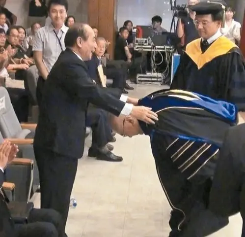 ▲尹衍樑在獲頒彰化師範大學名譽教育博士學位時，公開三鞠躬向恩師王金平致謝。（圖／翻攝自唐獎官網）
