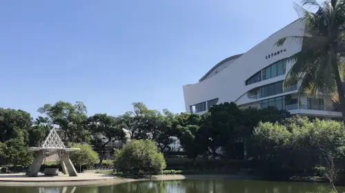 ▲尹衍樑功成名就後，仍多次公開向恩師致敬，甚至捐出3億2700萬元回饋母校，將新建活動中心命名為「王金平活動中心」。（圖／翻攝自Google Maps）