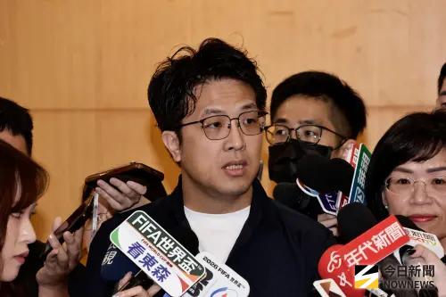 蔣萬安玩戰鬥陀螺口誤　沈伯洋比擬市政：大家玩遊戲有其風格