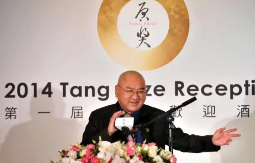 ▲尹衍樑創辦唐獎，樂於教書育人。（圖／唐獎教育基金會官網）