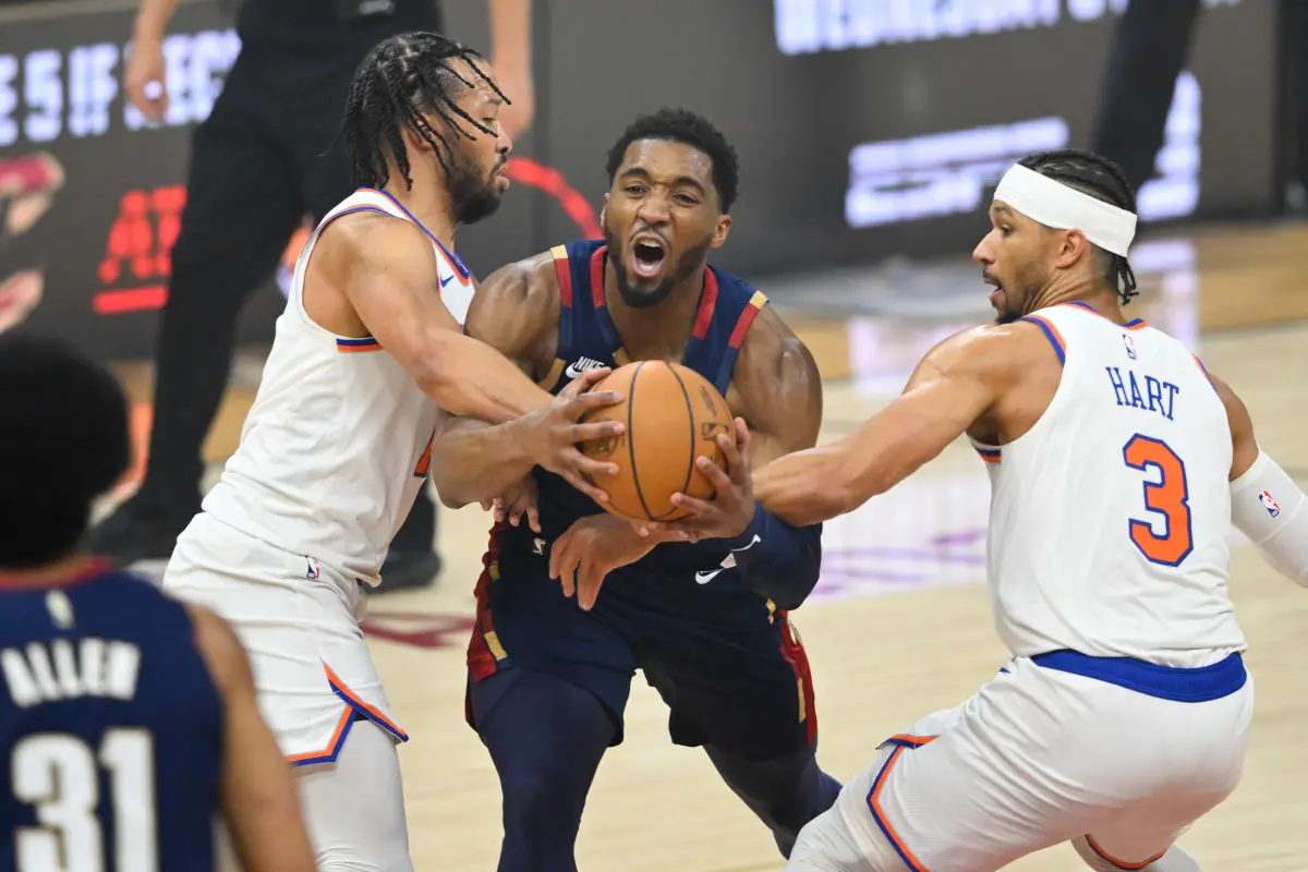 ▲克里夫蘭騎士米契爾（Donovan Mitchell）在球隊大比分落後時的暫停時間情緒失控，在休息區高分貝對著隊友大聲訓話。（圖／路透／達志影像）