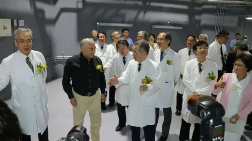 ▲尹衍樑與北榮院長等人一同參觀重粒中癌症治療中心內部。（圖／北榮提供）