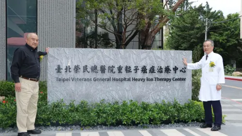 ▲時任北榮院長張德明（右）與尹衍樑（左）與奠基石合影。（圖／北榮提供）