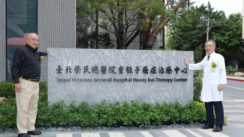    ▲時任北榮院長張德明（右）與尹衍樑（左）與奠基石合影。（圖／北榮提供）  