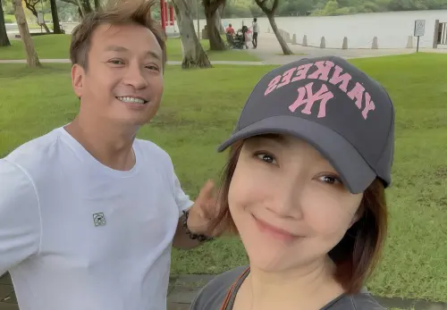 ▲王中平（左）熱愛買地種樹，老婆余皓然（右）也非常支持。（圖／翻攝自王中平和余皓然愛的小屋FB）