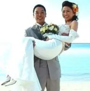 ▲阿部慎之助（左）2006年與寫真女偶像湯淺惠結婚。（圖／翻攝自日網）