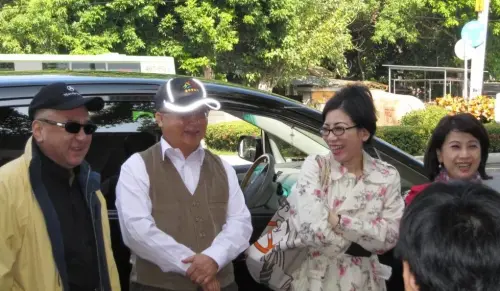 手戴醫院膠環赴餐會！尹衍樑近年致力興學公益　胡志強曝心急動機