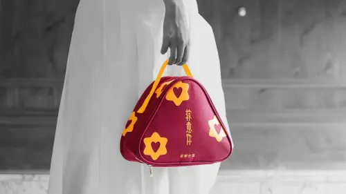 ▲ 「三角粽型保冷袋」使用明亮大氣的品牌紅色色調，並加入象徵心意的愛心圖像，讓這款提袋不只承載美味，更裝進佳節溫暖的送禮心意。（圖／老新台菜提供）