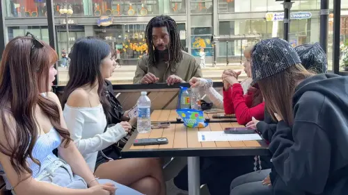 ▲所幸隔壁桌客人出聲制止並趕走陌生非裔男子。（圖／翻攝自姑娘放肆YouTube）