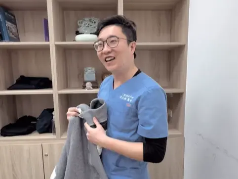 ▲張元瀚堅持醫德，曾要求嚴重牙周病患者先戒菸、再植牙。 （圖／取自「All on 4專家-口腔外科張元瀚醫師」）