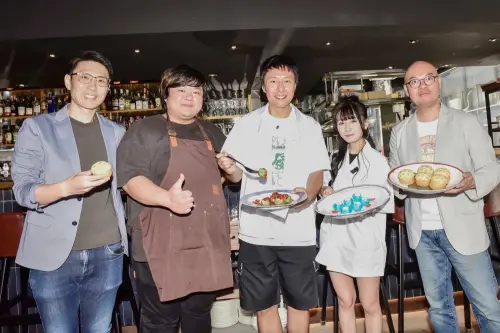 ▲（由左至右）「JUNTO同」粵菜餐廳負責人林廷、行政總廚雷啟裕師傅、張啟樂、陸子玄、導演何故聯手推出餐飲劇場《熱鬧茶樓流行榜頒獎典禮》。（圖／「JUNTO同」粵菜餐廳提供）