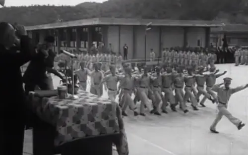 ▲台灣省政府主席黃杰在54年4月20日蒞臨進德中學，校內舉辦盛大的閱兵典禮。（圖／台灣電影文化公司、國家電影及視聽文化中心）