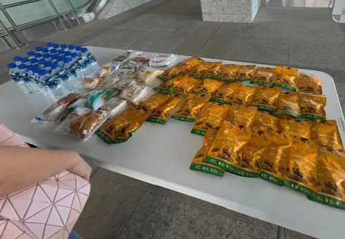 ▲高鐵發生嚴重延誤事件，官方第一時間就在各站出口擺放免費點心、麵包以及礦泉水招待乘客，發放到今天上午為止，不少乘客都大讚。（圖/Threads）