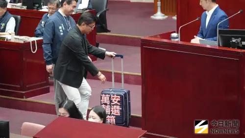 雲林、宜蘭輔選趴趴走！綠議員送蔣萬安「輔選箱」提醒：市政為重