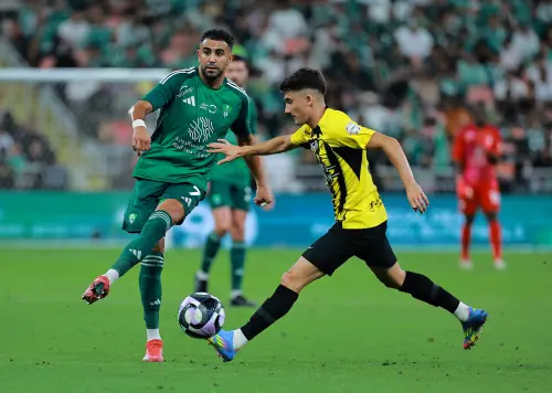 ▲阿爾及利亞陣中技術頂尖的進攻好手馬赫雷斯（Riyad Mahrez，左），其犀利的左腳個人突破與關鍵傳球，是球隊在小組賽爆冷、爭奪32強門票的最大武器。（圖／路透／達志影像）