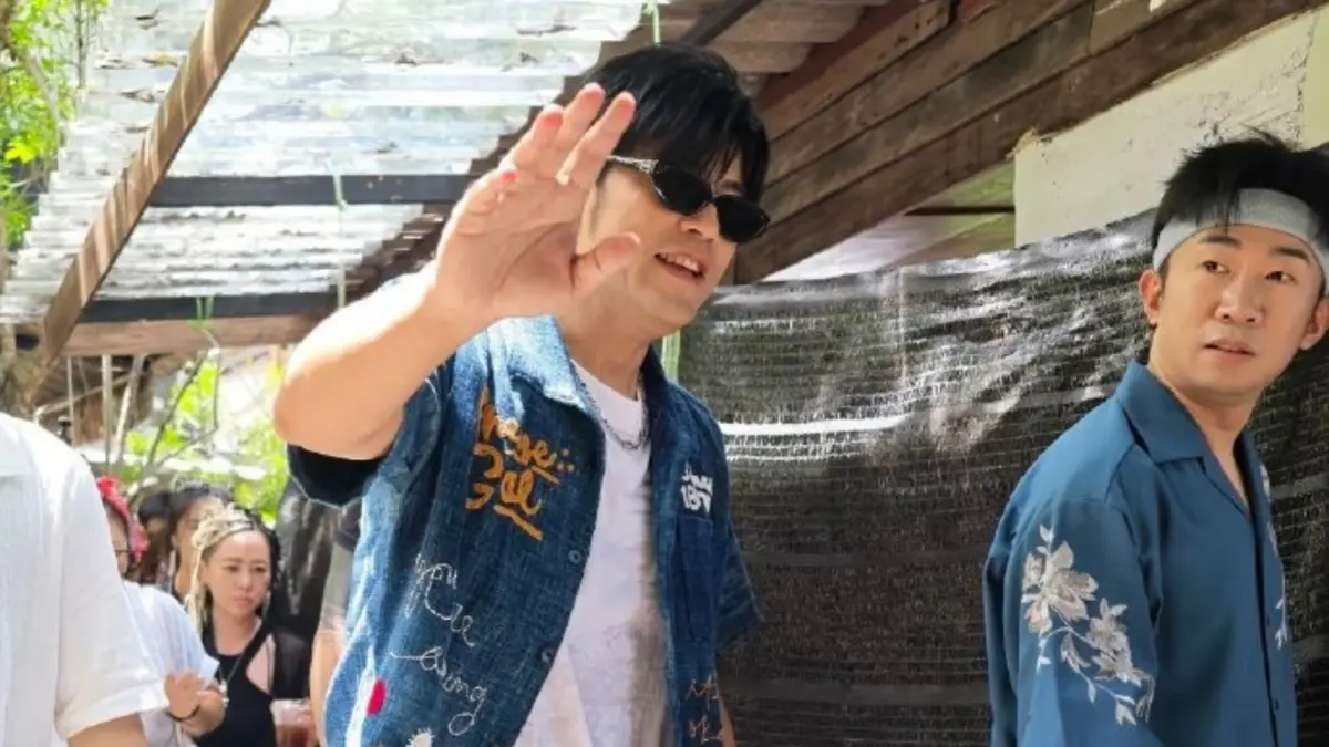 ▲周杰倫近日現身泰國清邁錄製節目《周遊記》，抵達文創市集後，他突然拿起麥克風嗨唱〈稻香〉，現場立刻引來大批民眾圍觀。（圖／翻攝自微博）