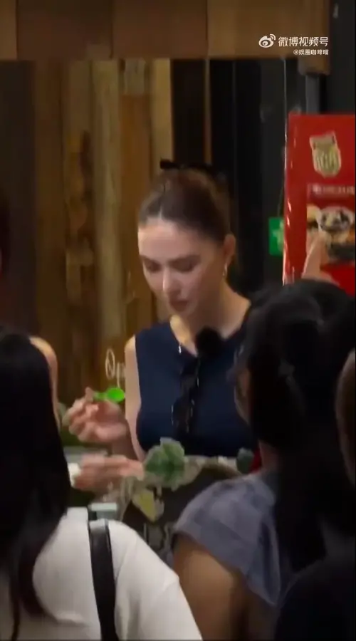▲周杰倫的老婆昆凌（如圖）也正在清邁錄製實境節目《中餐廳》。（圖／翻攝自微博）