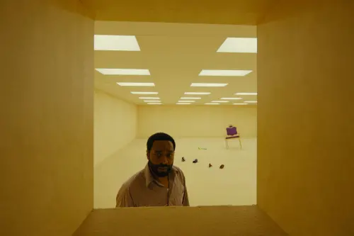 ▲《後室》中，飾演家具行老闆的奇維托艾吉佛，不小心墜入一個無邊無際的異度空間。（圖／采昌國際多媒體提供）